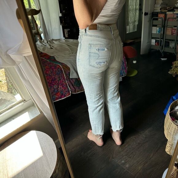 American Eagle Women’s 6 X Short Mom Jeans Distressed Light Wash - Picture 3 of 6